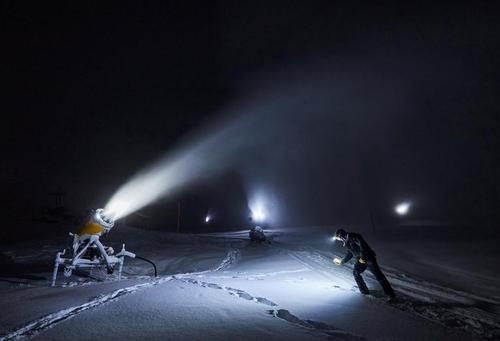 ترمیم شبانه پیست اسکی در سوییس/ رویترز