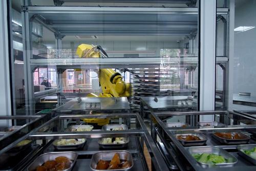 یک روبات کارگر در غذاخوری یک دبیرستان در شهر شانگهای چین/ رویترز