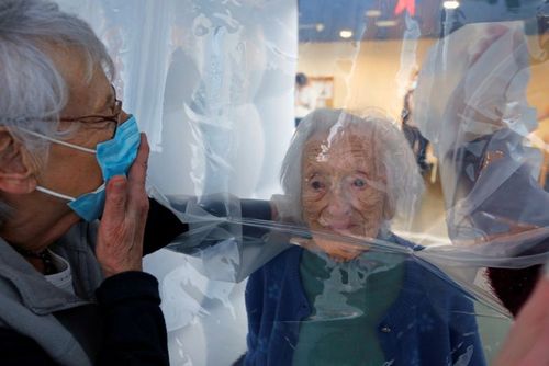 ملاقات با ساکنان خانه سالمندان در فرانسه/ رویترز