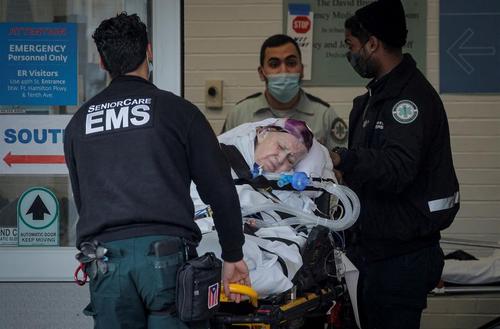 انتقال یک بیمار کرونایی به بیمارستان در محله بروکلین شهر نیویورک آمریکا / رویترز