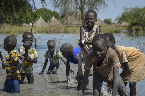 آب‌تنی کودکان در گل و لای سیل در سودان جنوبی/ آسوشیتدپرس