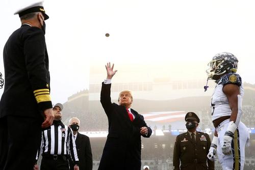 ترامپ در مسابقه دو تیم فوتبال آمریکایی لیگ نیروی دریایی آمریکا در حال شیر یا خط کردن سکه برای تعیین آغاز کننده بازی است./ رویترز