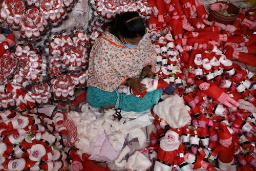 کارگاه تولید عروسک بابانوئل در شهر کلکلته هندوستان/ رویترز
