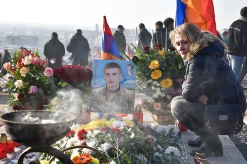 مراسم یادبود قربانیان ارمنی جنگ اخیر قره‌باغ در گورستان شهر ایروان/ خبرگزاری فرانسه