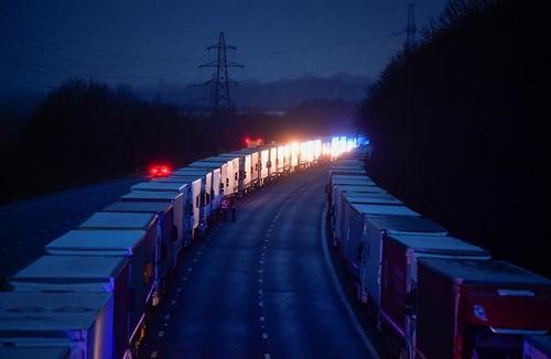 متوقف شدن حرکت کامیون‌های حامل بار در مرزهای خروجی بریتانیا در پی بسته شدن مرزهای کشورهای اروپایی به روی کامیون ها و مسافران بریتانیایی/ رویترز