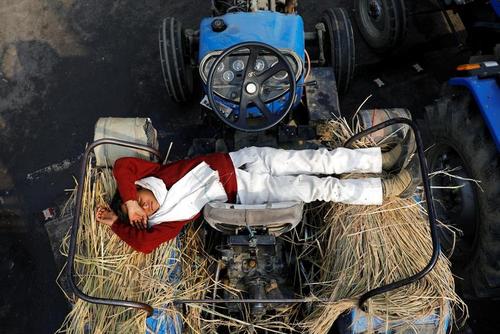 خواب در یک تراکتور در حاشیه اعتصاب کشاورزان هندی در مرز ایالت اوتارپرادش با دهلی هندوستان/ رویترز