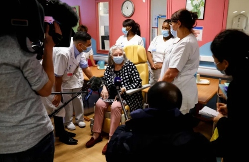 مصاحبه با نخستین شهروند دریافت کننده واکسن کرونا در فرانسه/ خبرگزاری فرانسه