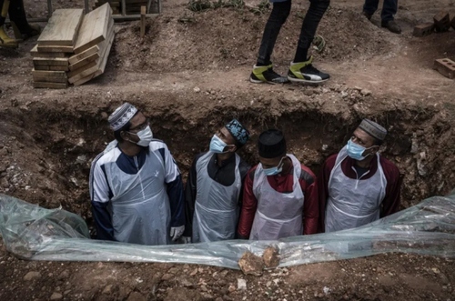 تدفین فوتی‌های کرونا در قبرستانی در شهر 