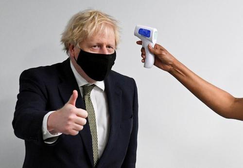 کنترل تب بوریس جانسون نخست وزیر بریتانیا هنگام بازدید از بیمارستانی در شمال شهر لندن/ POOL