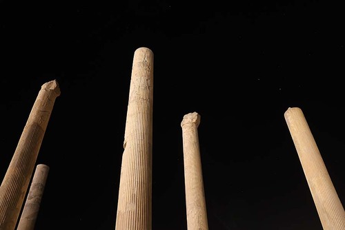 ستون‌های بلند کاخ آپادانا (ارتفاع این ستون‌ها به ۲۴ متر می‌رسیده‌است)