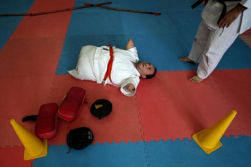 یک مرد معلول فلسطینی در حال تمرین در کلاس کاراته در نوار غزه/ رویترز