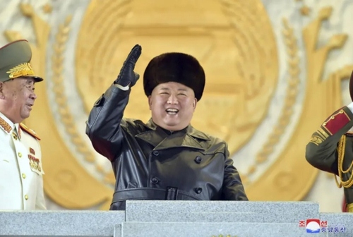 رهبر کره شمالی در مراسم رژه و رونمایی از موشک جدید این کشور در شهر پیونگ یانگ / خبرگزاری رسمی کره شمالی