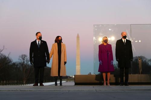 شرکت جو بایدن و معاونش در مراسم یادبود 400 هزار قربانی آمریکایی ویروس کرونا در آیینی ویژه در واشنگتن دی سی/ رویترز