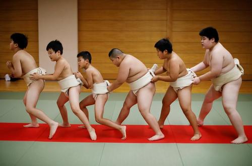 تمرین نوجوانان ژاپنی در یک باشگاه کشتی سنتی ژاپنی (سومو) در شهر توکیو/ رویترز