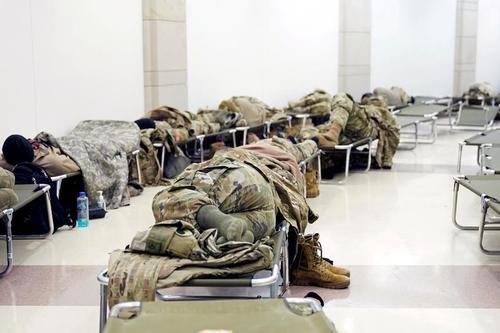 استراحت سربازان گارد ملی آمریکا در بخش بازدیدکنندگان ساختمان کنگره آمریکا/ رویترز