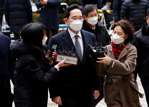 محاکمه مدیر شرکت سامسونگ در دادگاه شهر سئول کره جنوبی به اتهام فساد اقتصادی/ رویترز