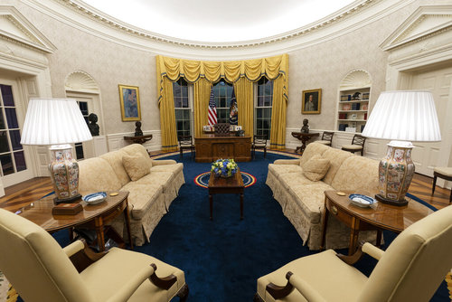 جو بایدن فرش آبی رنگ دارای آرم ریاست جمهوری را بازگرداند.