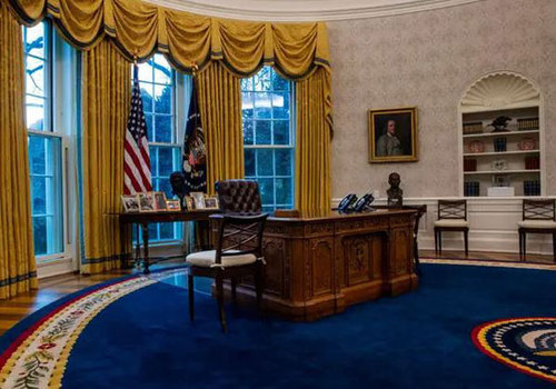 ترامپ پرچم های واحدهای نیروی مسلح امریکا را در اتاقش قرار داده بود که جو بایدن آنها را کنار گذاشت