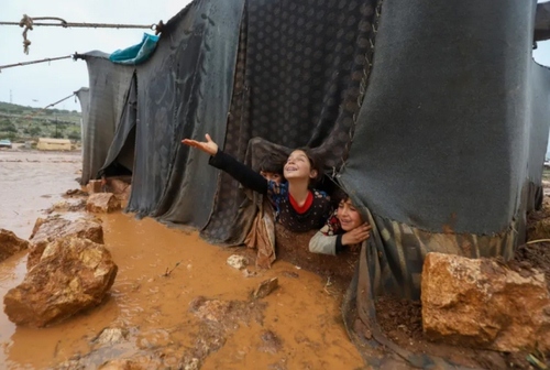 بارش باران در اردوگاه آوارگان جنگی در ادلب سوریه/ خبرگزاری فرانسه