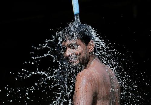 حمام گرفتن یک کارگر سریلانکایی پس از اتمام کار در شهر کلمبو/ رویترز