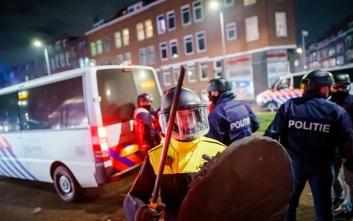 مقابله پلیس هلند با تظاهرات کنندگان ضد سیاست های قرنطینه سراسری در شهر روتردام/ خبرگزاری فرانسه