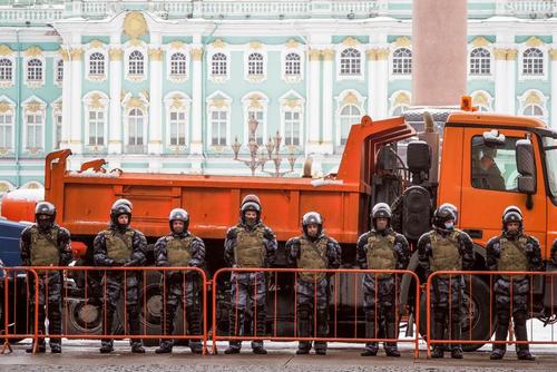 استقرار نیروهای گارد ملی روسیه در ورودی میدان اصلی شهر سن پترز بورگ از روز شنبه برای ممانعت از تجمع مخالفان