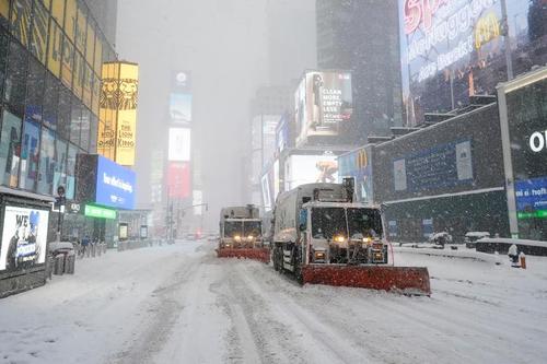 بارش برف سنگین در سواحل شمال شرقی آمریکا/ برفروبی از میدان تایمز شهر نیویورک آمریکا/ رویترز