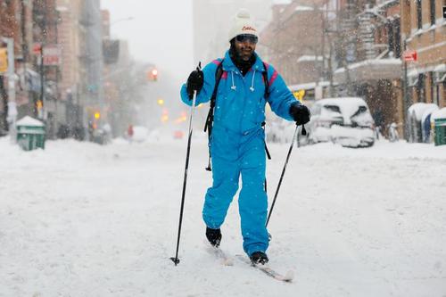 اسکی بازی یک مرد در برف محله منهتن در مرکز شهر نیویورک آمریکا/ رویترز