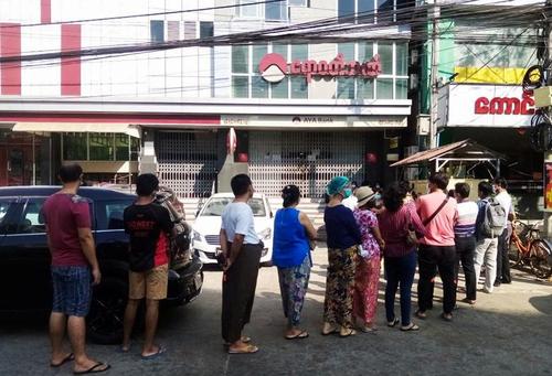صف بستن مردم در مقابل خودپردازهای بانکی در شهر یانگون (پایتخت) میانمار برای گرفتن پول نقد پس از اعلام کودتای نظامی در این کشور/ رویترز