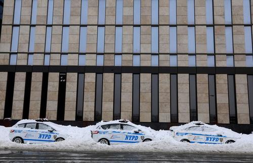 خودروهای پلیس زیر بارش سنگین برف در محله منهتن نیویورک/ رویترز