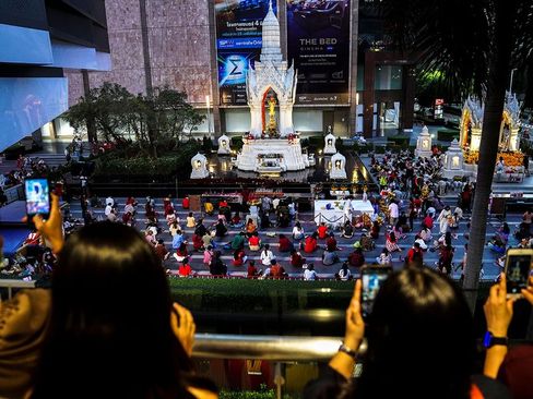 تجمع صدها جوان مجرد تایلندی در معبد هندوها در شهر بانکوک در آستانه روز عشاق (ولنتاین) به منظور دعا برای یافتن زوج؛ این معبد به معبد عشق معروف است./ رویترز