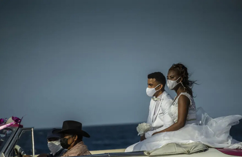 مراسم عروسی یک زوج کوبایی در شهر هاوانا/ آسوشیتدپرس