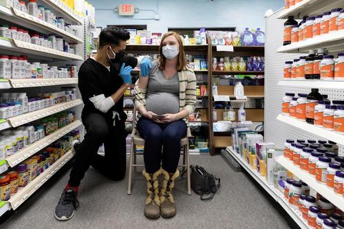 واکسیناسیون کرونا یک زن باردار در داروخانه ای در ایالت پنسیلوانیا آمریکا/ رویترز
