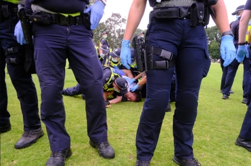 دستگیری معترضان به واکسیناسیون اجباری علیه کرونا در شهر ملبورن استرالیا/ گتی ایمجز