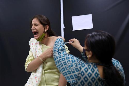 واکسیناسیون کرونا با واکسن آسترازنکا تولیدی هند در شهر دهلی/ رویترز