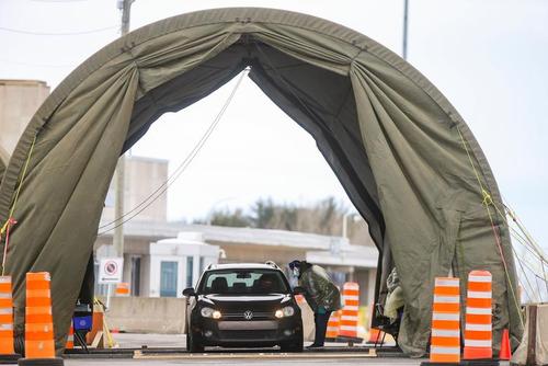 چادرهای تست کرونا برای مسافران ورودی از آمریکا در مرز زمینی با کانادا/ رویترز