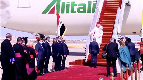 ورود پاپ به فرودگاه بغداد و استقبال نخست وزیر عراق از وی