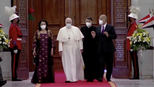 ورود پاپ به قصرالسلام (کاخ ریاست جمهوری عراق) و استقبال برهم صالح رئیس جمهوری عراق از وی