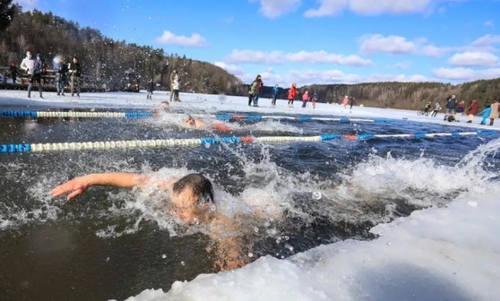 مسابقه سالانه شنا در آب یخ زده در لیتوانی/ خبرگزاری فرانسه