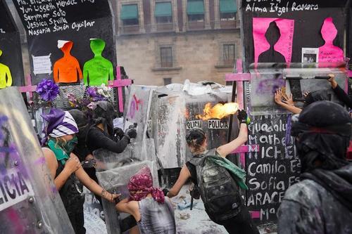 اعتراض فعالان جنبش زنان مکزیک به نابرابری جنسیتی در روز جهانی زن/ مکزیکوسیتی/ رویترز