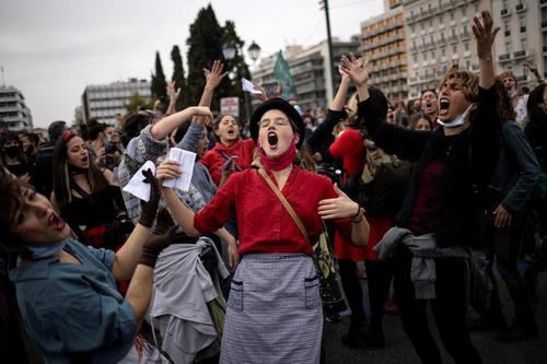 تجمع روز جهانی زن در مقابل پارلمان یونان در شهر آتن/ رویترز