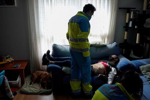 نیروهای اورژانس در شهر مادرید اسپانیا بالای سر یک بیمار بدحال کرونایی در خانه اش/ رویترز