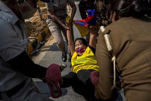 تظاهرات تبتی های ساکن دهلی در مقابل سفارت چین در پایتخت هند در شصت و دومین سالگرد سرکوب قیام تبتی ها از سوی چین/ رویترز