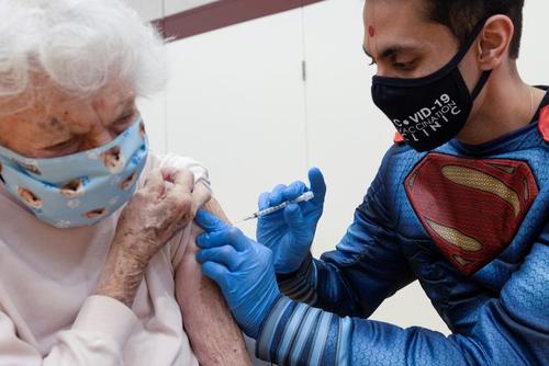 تزریق واکسن کرونا به یک زن 94 ساله در پنسیلوانیا آمریکا/ رویترز