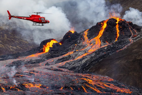 پرواز بالگرد بر فراز یک آتشفشان در ایسلند/ گتی ایمجز