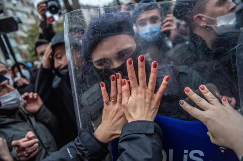 تظاهرات زنان در شهر استانبول ترکیه علیه تصمیم اردوغان به خروج ترکیه از توافقنامه مبارزه با خشونت علیه زنان/ خبرگزاری فرانسه