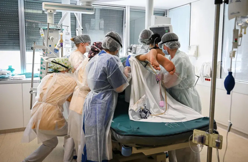 بخش مراقبت های ویژه از بیماران کرونا در بیمارستانی در پاریس/ خبرگزاری فرانسه