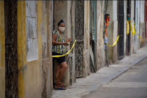 ممنوعیت خروج از خانه در محله ای قرنطینه شده در شهر هاوانا کوبا. این محله به دلیل افزایش شیوع ویروس کرونا قرنطینه شده است./ خبرگزاری فرانسه