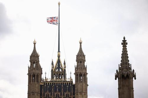 نیمه برافراشته شدن پرچم ها در سرتاسر بریتانیا به نشانه عزاداری برای همسر ملکه بریتانیا