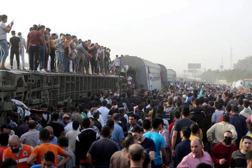 تجمع مردم در کنار قطار از ریل خارج شده در شمال قاهره مصر/ رویترز